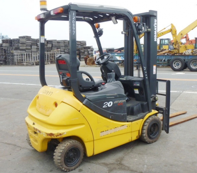 Xe nâng điện ngồi lái KOMATSU FB20A-12