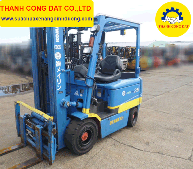 Xe nâng điện ngồi lái KOMATSU FB25EX-11